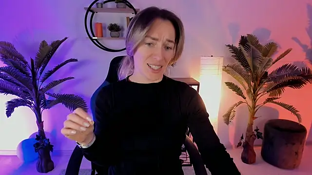 Snapshot of RebeccaMartinez chatting on January 13, 5:12 am RebeccaMartinez online show from January 13, 5:12 am