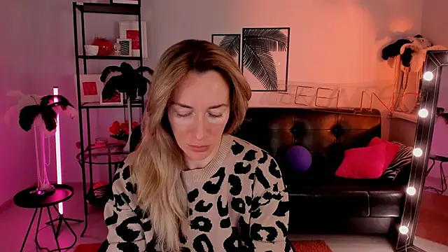 Snapshot of RebeccaMartinez chatting on January 23, 5:35 am RebeccaMartinez online show from January 23, 5:35 am