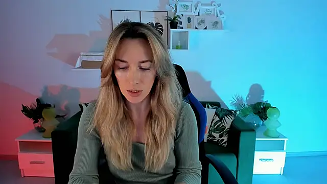 Snapshot of RebeccaMartinez chatting on February 2, 5:42 am RebeccaMartinez online show from February 2, 5:42 am