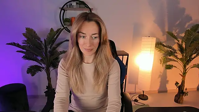 Snapshot of RebeccaMartinez chatting on February 15, 7:27 am RebeccaMartinez online show from February 15, 7:27 am