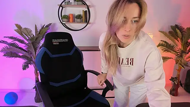 Snapshot of RebeccaMartinez chatting on February 28, 5:37 am RebeccaMartinez online show from February 28, 5:37 am