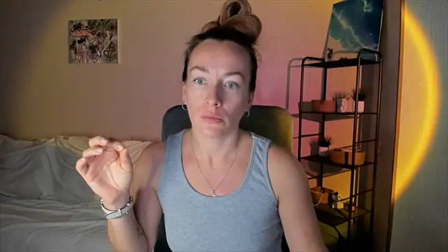 Snapshot of RebeccaMartinez chatting on October 6, 10:45 am RebeccaMartinez online show from October 6, 10:45 am