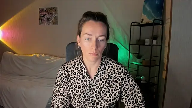 Snapshot of RebeccaMartinez chatting on October 24, 9:28 am RebeccaMartinez online show from October 24, 9:28 am