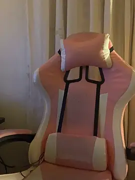 Snapshot of LittleBabyCat22 chatting on November 6, 4:35 am LittleBabyCat22 online show from November 6, 4:35 am