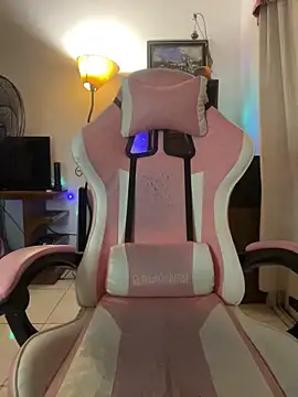 Snapshot of LittleBabyCat22 chatting on December 18, 3:56 am LittleBabyCat22 online show from December 18, 3:56 am