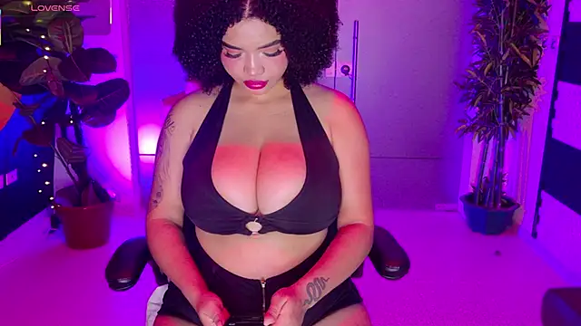 Snapshot of MalaikaBrown chatting on November 12, 12:16 pm MalaikaBrown online show from November 12, 12:16 pm