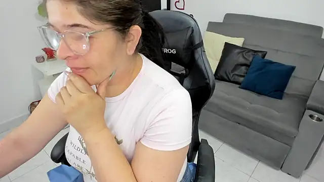 BellaFlaming online show from February 17, 11:44 am