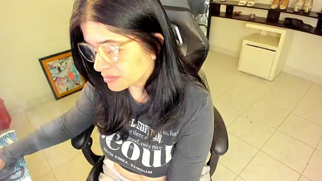 BellaFlaming online show from April 30, 10:43 am