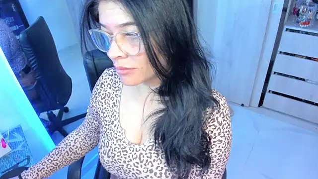 BellaFlaming online show from June 13, 10:35 am