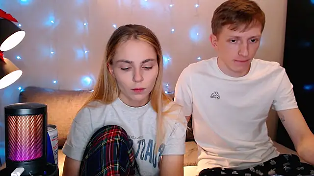 Snapshot of juliaanddima chatting on October 12, 9:58 pm juliaanddima online show from October 12, 9:58 pm