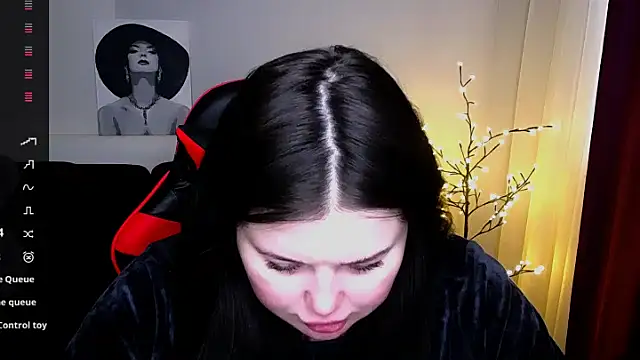 Snapshot of Emily_Mo chatting on February 14, 6:34 am Emily Mo online show from February 14, 6:34 am