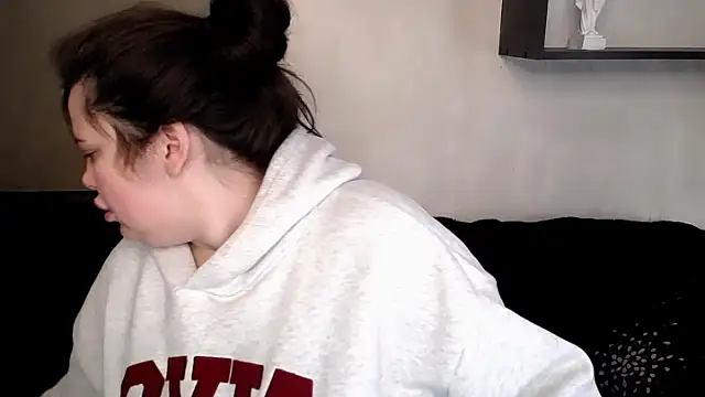 Snapshot of Emily_Mo chatting on October 28, 8:40 am Emily Mo online show from October 28, 8:40 am