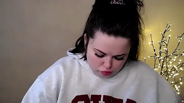 Snapshot of Emily_Mo chatting on November 26, 6:36 am Emily Mo online show from November 26, 6:36 am