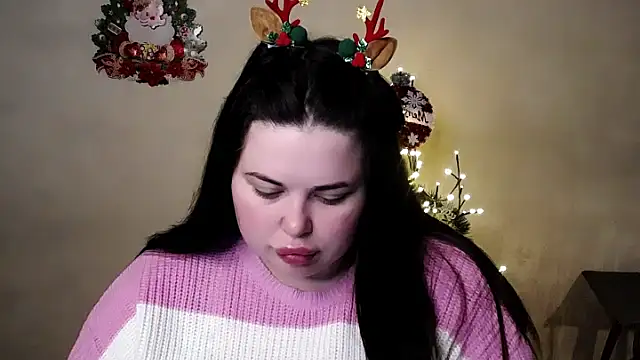 Snapshot of Emily_Mo chatting on December 15, 6:17 am Emily Mo online show from December 15, 6:17 am