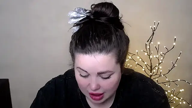 Snapshot of Emily_Mo chatting on May 19, 5:14 am Emily Mo online show from May 19, 5:14 am