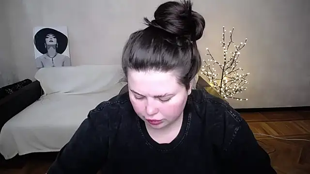 Snapshot of Emily_Mo chatting on May 20, 7:47 am Emily Mo online show from May 20, 7:47 am