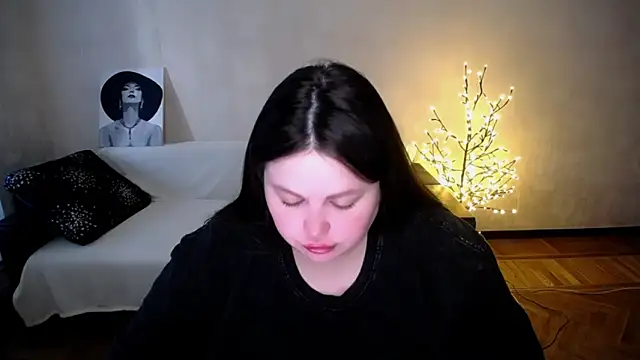 Snapshot of Emily_Mo chatting on May 22, 5:36 am Emily Mo online show from May 22, 5:36 am