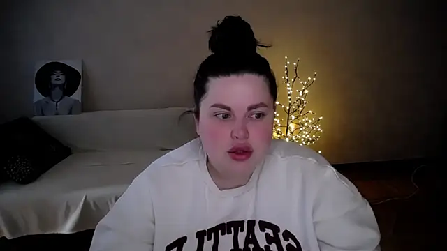 Snapshot of Emily_Mo chatting on May 28, 5:38 am Emily Mo online show from May 28, 5:38 am