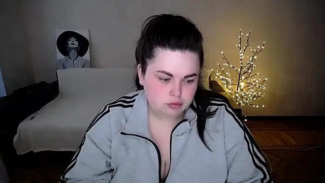 Snapshot of Emily_Mo chatting on May 29, 5:49 am Emily Mo online show from May 29, 5:49 am
