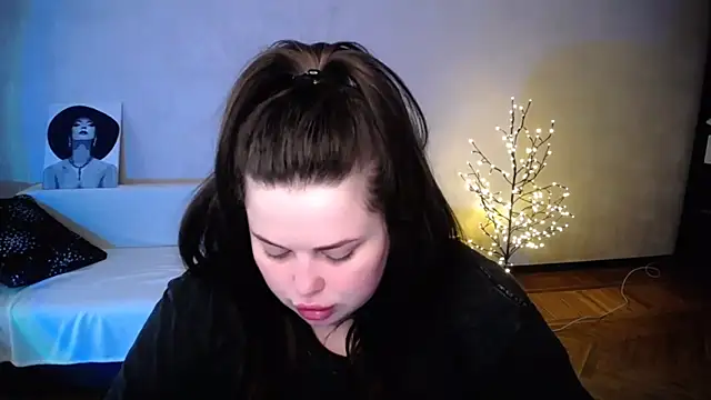 Snapshot of Emily_Mo chatting on June 3, 6:05 am Emily Mo online show from June 3, 6:05 am