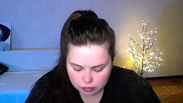 Snapshot of Emily_Mo chatting on June 4, 5:46 am Emily Mo online show from June 4, 5:46 am