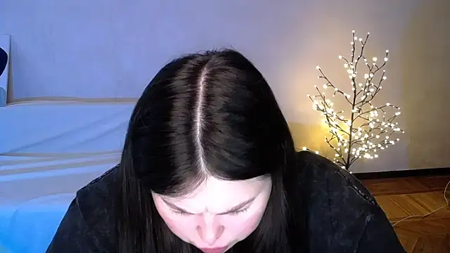 Snapshot of Emily_Mo chatting on June 5, 6:09 am Emily Mo online show from June 5, 6:09 am