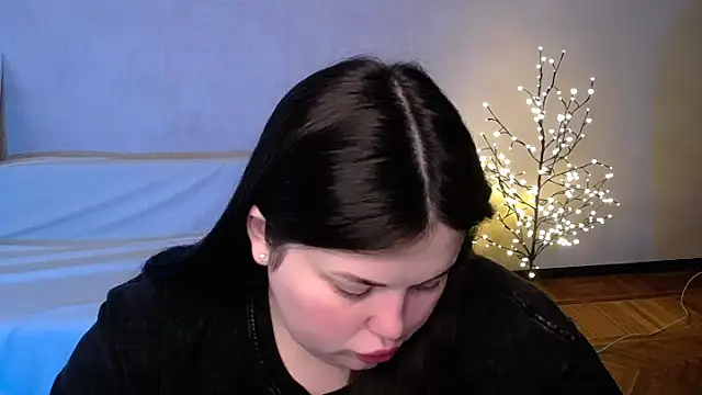 Snapshot of Emily_Mo chatting on June 5, 6:52 am Emily Mo online show from June 5, 6:52 am