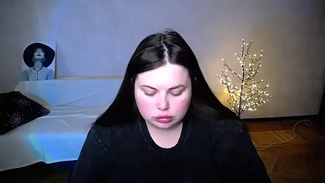 Snapshot of Emily_Mo chatting on June 6, 5:56 am Emily Mo online show from June 6, 5:56 am