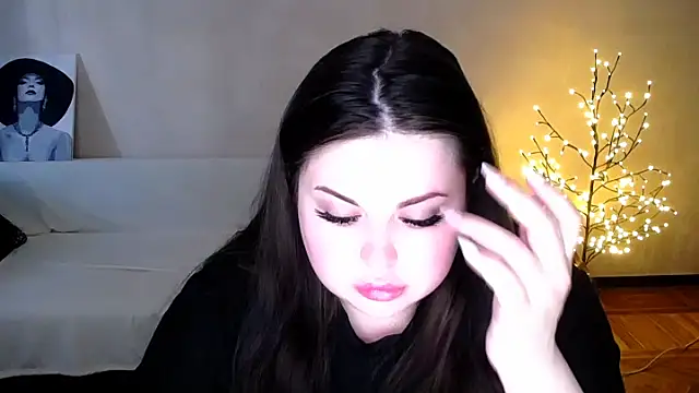 Snapshot of Emily_Mo chatting on June 12, 5:50 am Emily Mo online show from June 12, 5:50 am