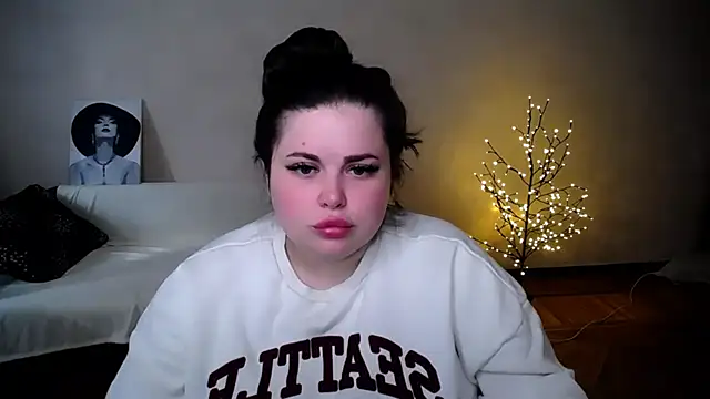 Snapshot of Emily_Mo chatting on June 15, 10:28 am Emily Mo online show from June 15, 10:28 am