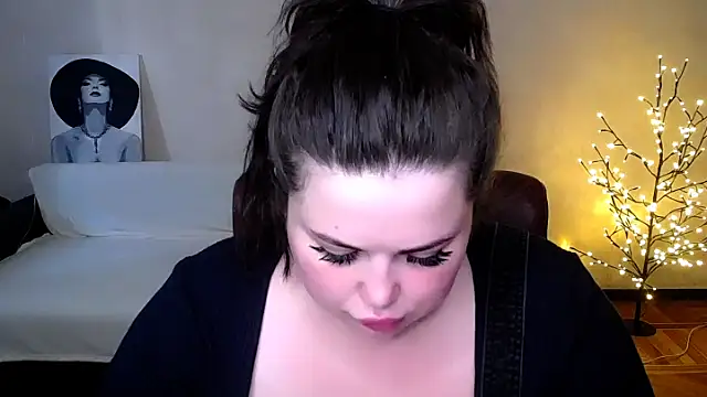 Snapshot of Emily_Mo chatting on June 17, 5:32 am Emily Mo online show from June 17, 5:32 am