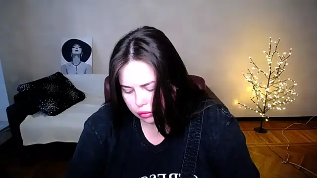 Snapshot of Emily_Mo chatting on June 23, 5:49 am Emily Mo online show from June 23, 5:49 am