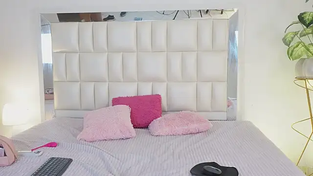 Snapshot of Anais_aradia chatting on March 4, 7:51 am Anais aradia online show from March 4, 7:51 am