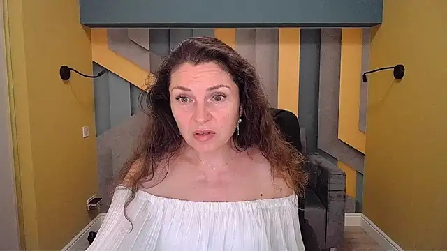 Snapshot of EllaLong chatting on December 4, 1:31 pm EllaLong online show from December 4, 1:31 pm