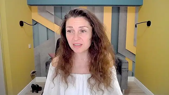 Snapshot of EllaLong chatting on December 4, 4:38 pm EllaLong online show from December 4, 4:38 pm