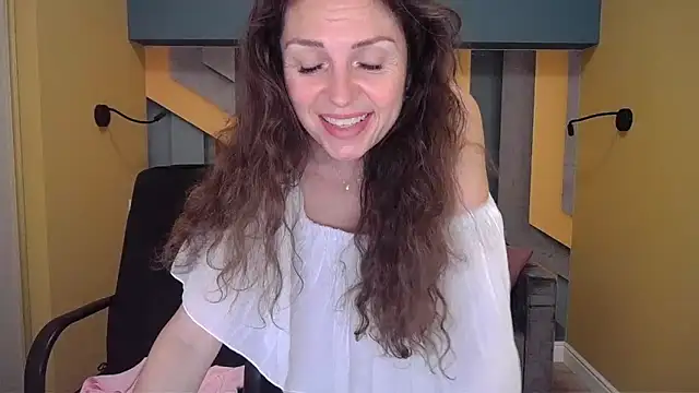 Snapshot of EllaLong chatting on December 8, 3:35 pm EllaLong online show from December 8, 3:35 pm