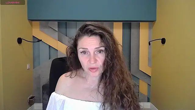 Snapshot of EllaLong chatting on December 14, 12:33 pm EllaLong online show from December 14, 12:33 pm