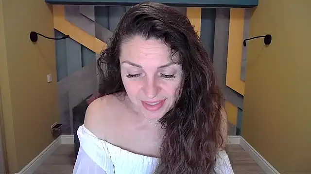 Snapshot of EllaLong chatting on December 15, 12:28 pm EllaLong online show from December 15, 12:28 pm