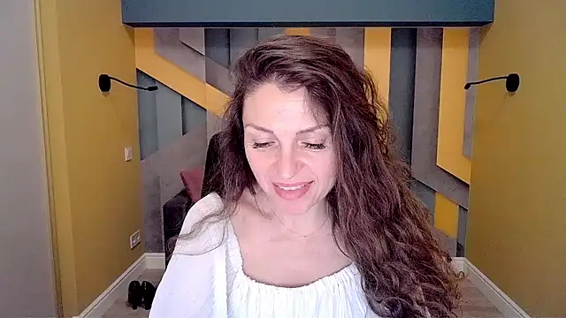 Snapshot of EllaLong chatting on February 15, 3:50 pm EllaLong online show from February 15, 3:50 pm