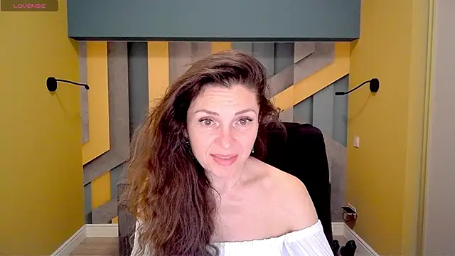 Snapshot of EllaLong chatting on February 19, 12:33 pm EllaLong online show from February 19, 12:33 pm