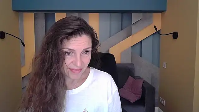 Snapshot of EllaLong chatting on October 5, 11:30 am EllaLong online show from October 5, 11:30 am