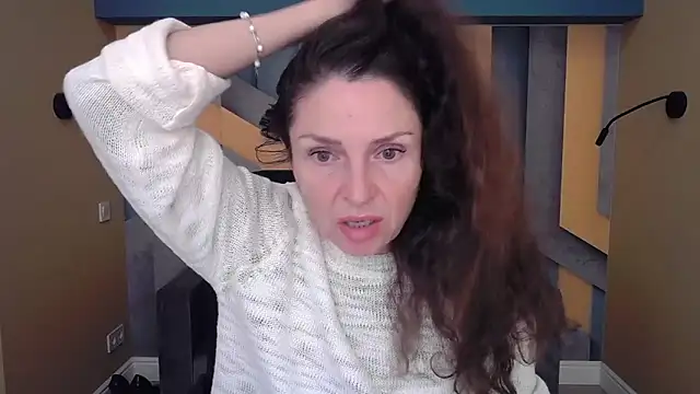 Snapshot of EllaLong chatting on October 9, 11:41 am EllaLong online show from October 9, 11:41 am