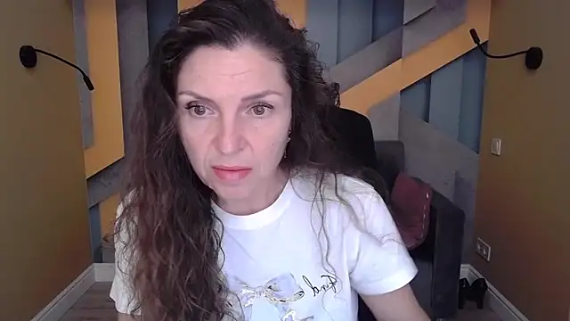 Snapshot of EllaLong chatting on October 11, 11:31 am EllaLong online show from October 11, 11:31 am