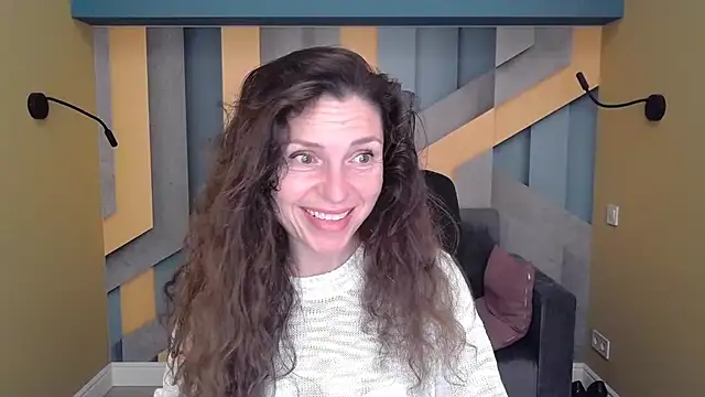 Snapshot of EllaLong chatting on October 12, 11:31 am EllaLong online show from October 12, 11:31 am