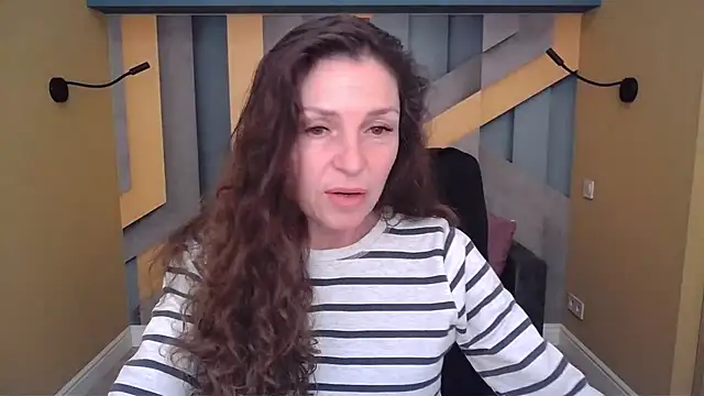 Snapshot of EllaLong chatting on November 18, 1:04 pm EllaLong online show from November 18, 1:04 pm