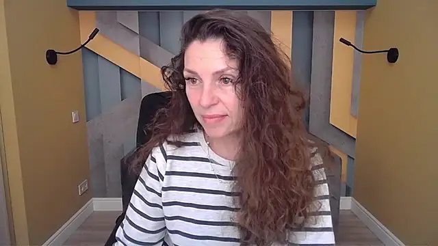 Snapshot of EllaLong chatting on November 29, 12:30 pm EllaLong online show from November 29, 12:30 pm