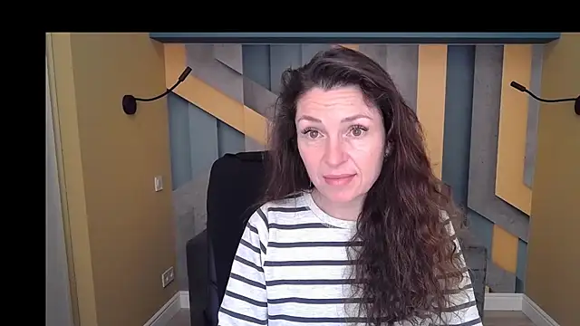 Snapshot of EllaLong chatting on December 5, 12:36 pm EllaLong online show from December 5, 12:36 pm