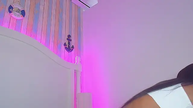 Snapshot of NaiaGils chatting on February 18, 6:47 pm NaiaGils online show from February 18, 6:47 pm