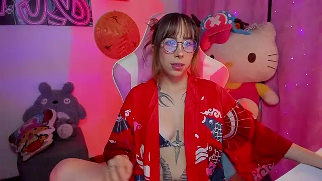 Snapshot of Waifu_Aika chatting on November 4, 9:47 pm Waifu Aika online show from November 4, 9:47 pm