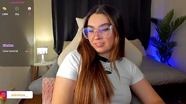 Snapshot of dakottaa_ chatting on October 23, 11:35 pm dakottaa online show from October 23, 11:35 pm